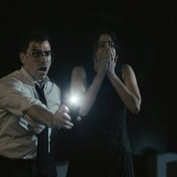 Taylor Ortega y Dan Levy en 1x02 'Haré LO QUE SEA para sobrevivir' de 'Errores épicos'