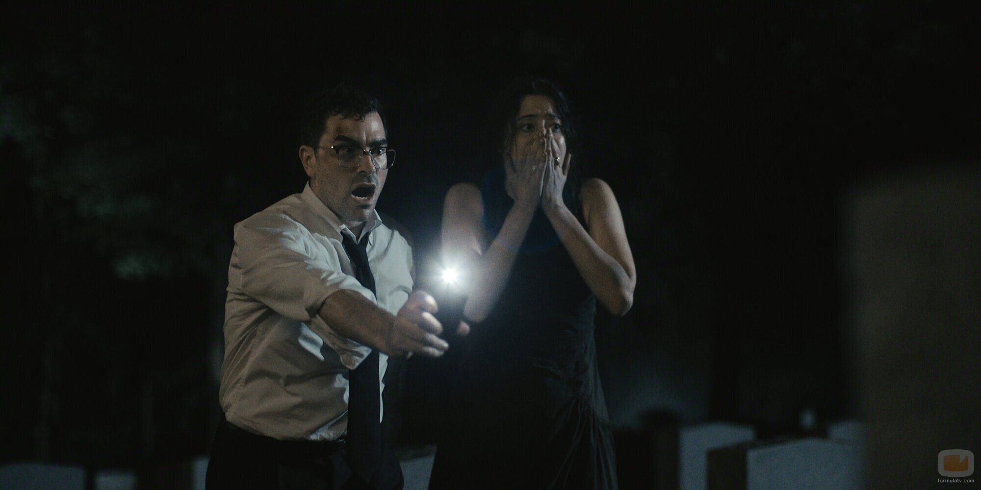 Taylor Ortega y Dan Levy en 1x02 'Haré LO QUE SEA para sobrevivir' de 'Errores épicos'