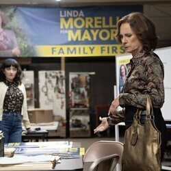 Laurie Metcalf y Abby Quinn en 1x03 titulado 'Enséñame la pasta' de 'Errores épicos'