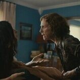 Laurie Metcalf y Taylor Ortega en 1x03 titulado 'Enséñame la pasta' de 'Errores épicos'