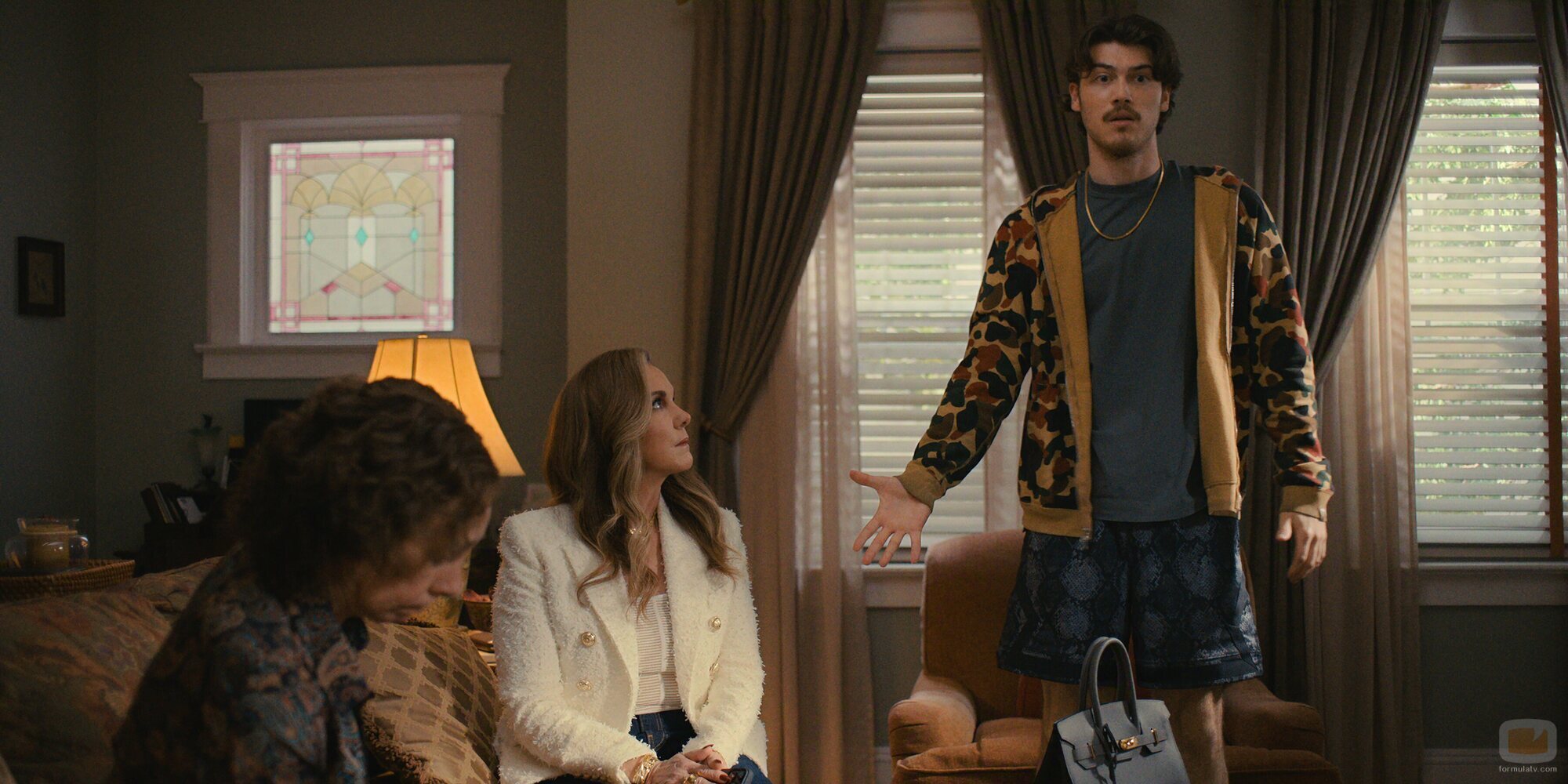 Elizabeth Perkins y Jack Innanen en 1x03 titulado 'Enséñame la pasta' de 'Errores épicos'