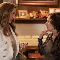 Laurie Metcalf y Elizabeth Perkins en la temporada 1 y el capítulo 03 de 'Errores épicos'