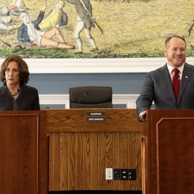 Laurie Metcalf y Darren Goldstein en el 1x04 de 'Errores épicos'
