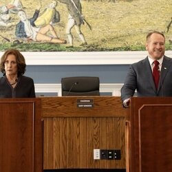 Laurie Metcalf y Darren Goldstein en el 1x04 de 'Errores épicos'