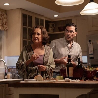 Laurie Metcalf y Dan Levy en Capítulo 4 titulado 'La debilidad siempre sale a la luz' de 'Errores épicos'