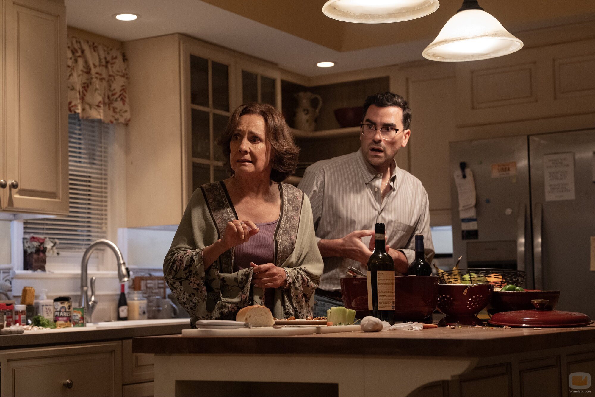 Laurie Metcalf y Dan Levy en Capítulo 4 titulado 'La debilidad siempre sale a la luz' de 'Errores épicos'