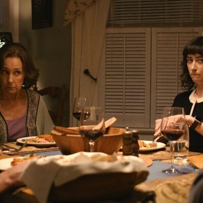 Laurie Metcalf y Abby Quinn en 'La debilidad siempre sale a la luz' de 'Errores épicos'