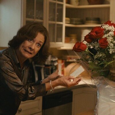 Laurie Metcalf en 1x05 titulado 'Santiago 4, 17' de 'Errores épicos'