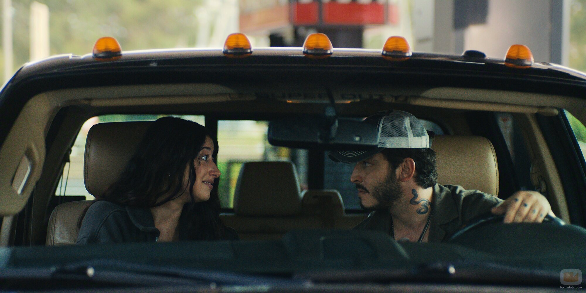 Laurie Metcalf y Boran Kuzum en el 1x05 de 'Big Mistakes'