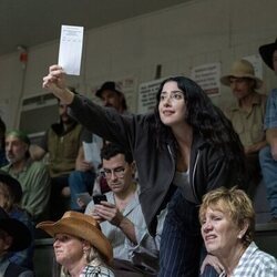 Taylor Ortega y Dan Levy en Capítulo 5 titulado 'Santiago 4, 17' de 'Errores épicos'