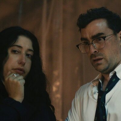 Dan Levy y Taylor Ortega en el 1x05 de 'Errores épicos'