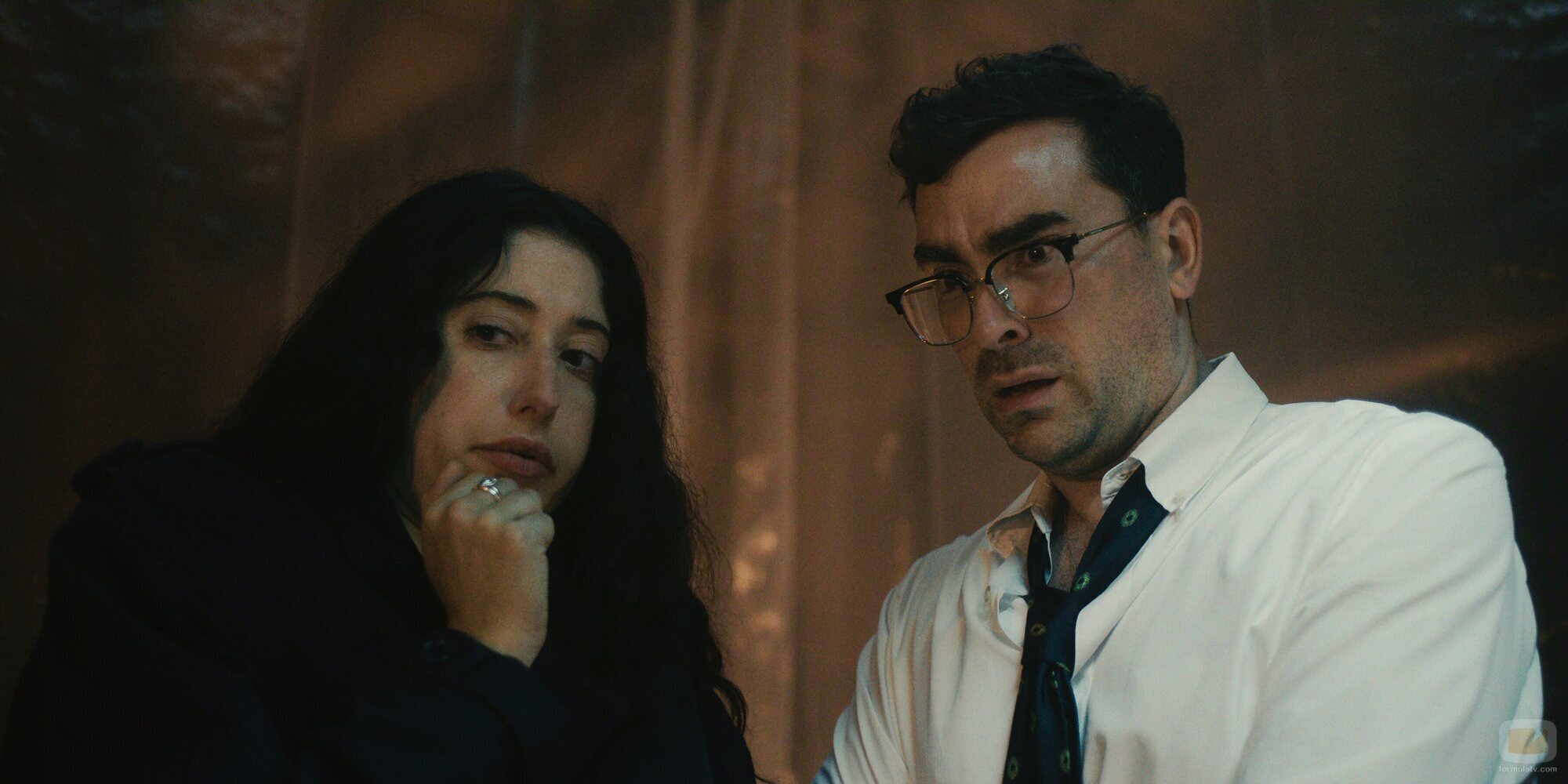 Dan Levy y Taylor Ortega en el 1x05 de 'Errores épicos'