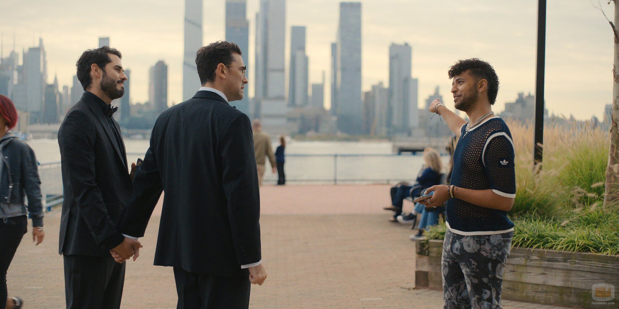 Dan Levy y Jacob Gutierrez en 'El que se mete con mi familia, se mete conmigo' de 'Big Mistakes'