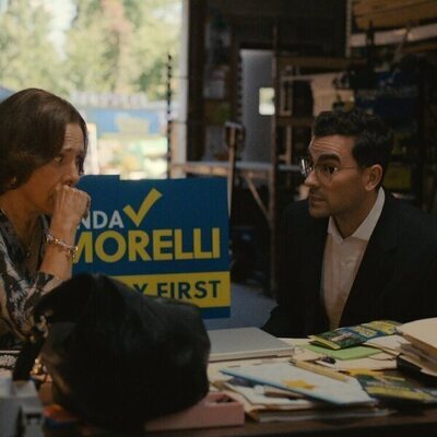 Dan Levy y Laurie Metcalf en 'El que se mete con mi familia, se mete conmigo' de 'Big Mistakes'