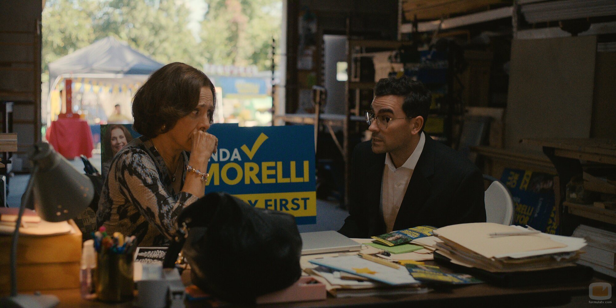 Dan Levy y Laurie Metcalf en 'El que se mete con mi familia, se mete conmigo' de 'Big Mistakes'