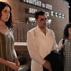 Dan Levy y Taylor Ortega en el 1x06 de 'Errores épicos'