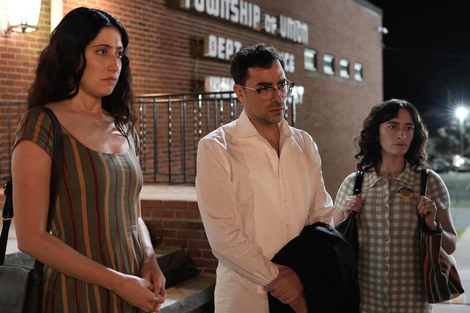 Dan Levy y Taylor Ortega en el 1x06 de 'Errores épicos'