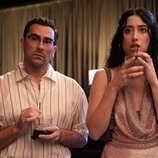 Taylor Ortega y Dan Levy en el 1x07 de 'Errores épicos'