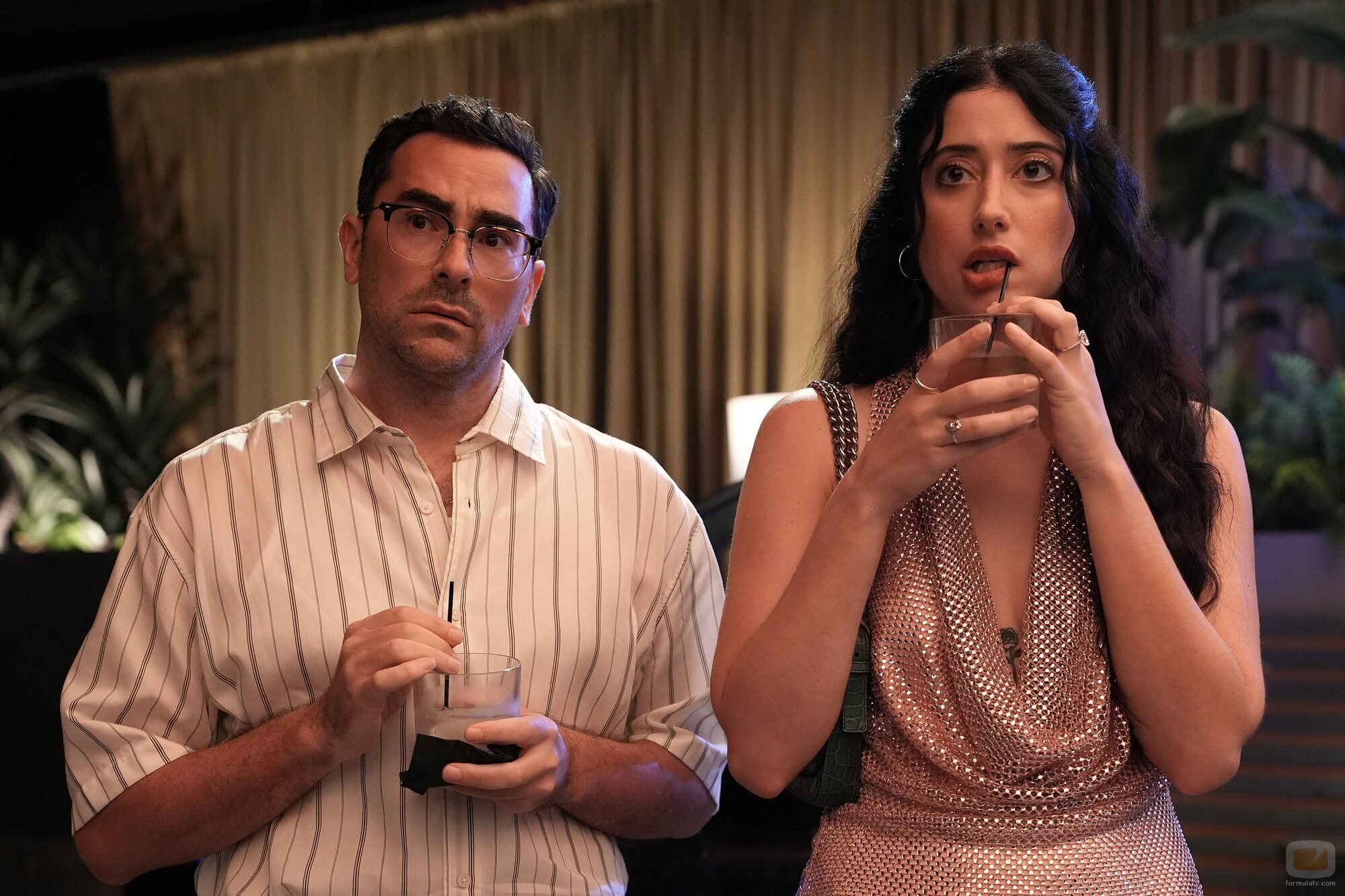 Taylor Ortega y Dan Levy en el 1x07 de 'Errores épicos'