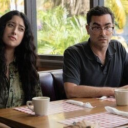 Imagen de Dan Levy y Taylor Ortega en 1x07 titulado 'Me lo he pasado muy bien contigo' de 'Errores épicos'