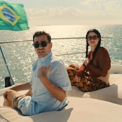 Taylor Ortega y Dan Levy en Capítulo 7 titulado 'Me lo he pasado muy bien contigo' de 'Errores épicos'