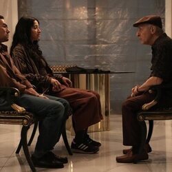 Dan Levy y Taylor Ortega en el 1x08 de 'Errores épicos'