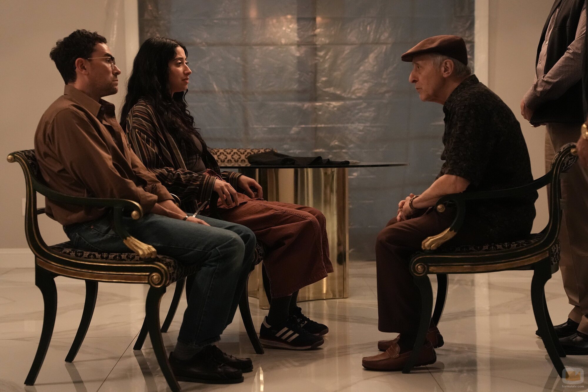 Dan Levy y Taylor Ortega en el 1x08 de 'Errores épicos'