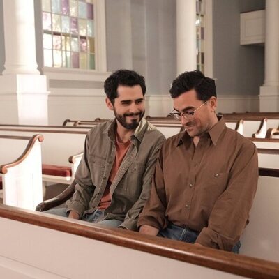 Jacob Gutierrez y Dan Levy en el 1x08 de 'Errores épicos'