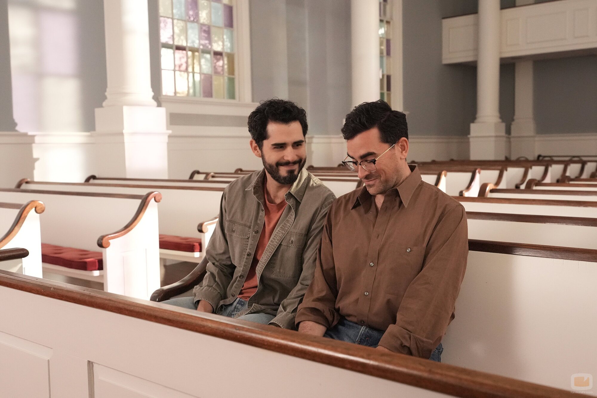 Jacob Gutierrez y Dan Levy en el 1x08 de 'Errores épicos'