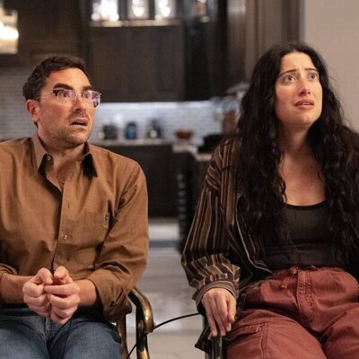 Taylor Ortega y Dan Levy en el 1x08 de 'Errores épicos'
