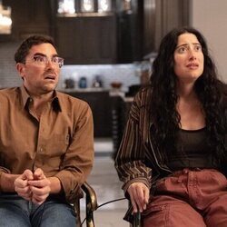 Taylor Ortega y Dan Levy en el 1x08 de 'Errores épicos'