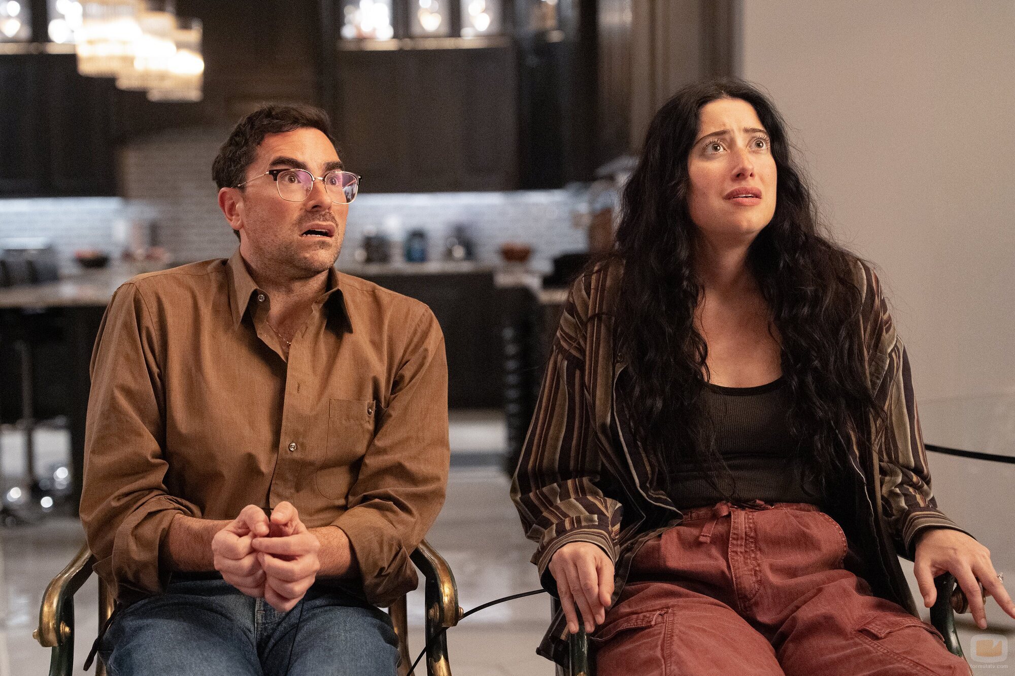 Taylor Ortega y Dan Levy en el 1x08 de 'Errores épicos'