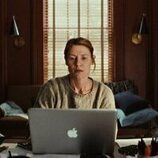 Still de Claire Danes en el 1x01 de 'The Beast in Me'