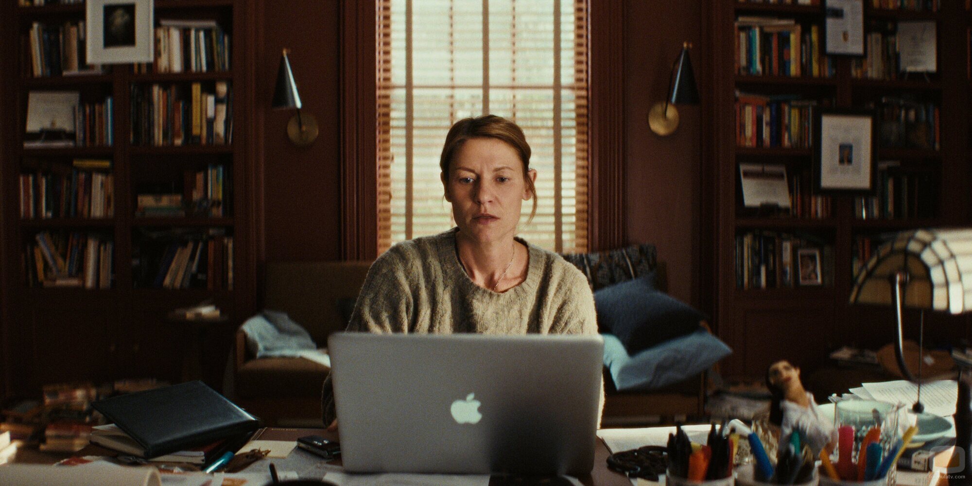 Still de Claire Danes en el 1x01 de 'The Beast in Me'