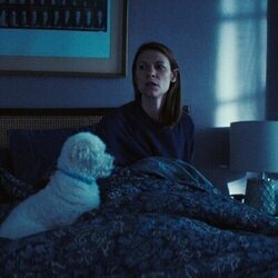 Still de Claire Danes en el 1x01 de 'La bestia en mí'