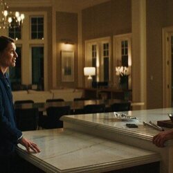 Matthew Rhys y Claire Danes en 1x02 'No quiero estar solo' de 'La bestia en mí'