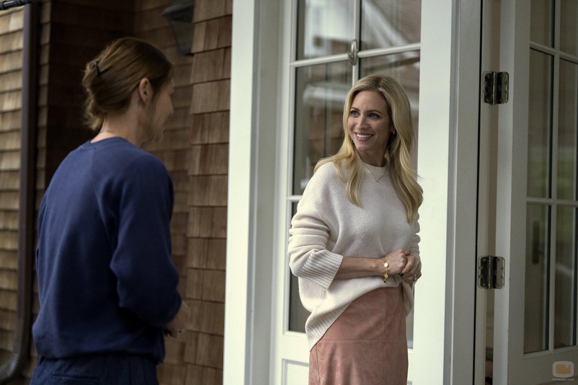 Claire Danes y Brittany Snow en 1x02 titulado 'No quiero estar solo' de 'La bestia en mí'