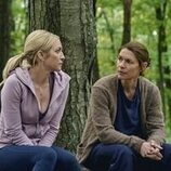 Brittany Snow y Claire Danes en 'No quiero estar solo' de 'The Beast in Me'