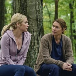 Brittany Snow y Claire Danes en 'No quiero estar solo' de 'The Beast in Me'