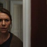 Tim Guinee y Claire Danes en el 1x02 de 'The Beast in Me'