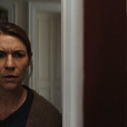 Tim Guinee y Claire Danes en el 1x02 de 'The Beast in Me'