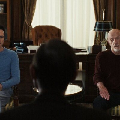 Matthew Rhys y Jonathan Banks en Capítulo 3 titulado 'Secreto a voces' de 'La bestia en mí'