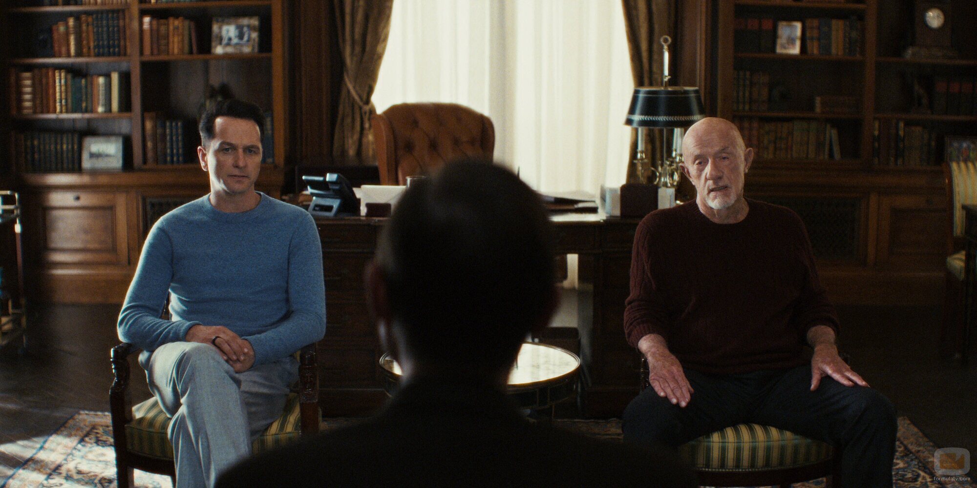 Matthew Rhys y Jonathan Banks en Capítulo 3 titulado 'Secreto a voces' de 'La bestia en mí'