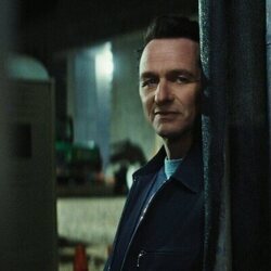 Matthew Rhys en 1x03 'Secreto a voces' de 'La bestia en mí'