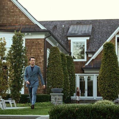 Foto de Matthew Rhys en 1x03 'Secreto a voces' de 'La bestia en mí'