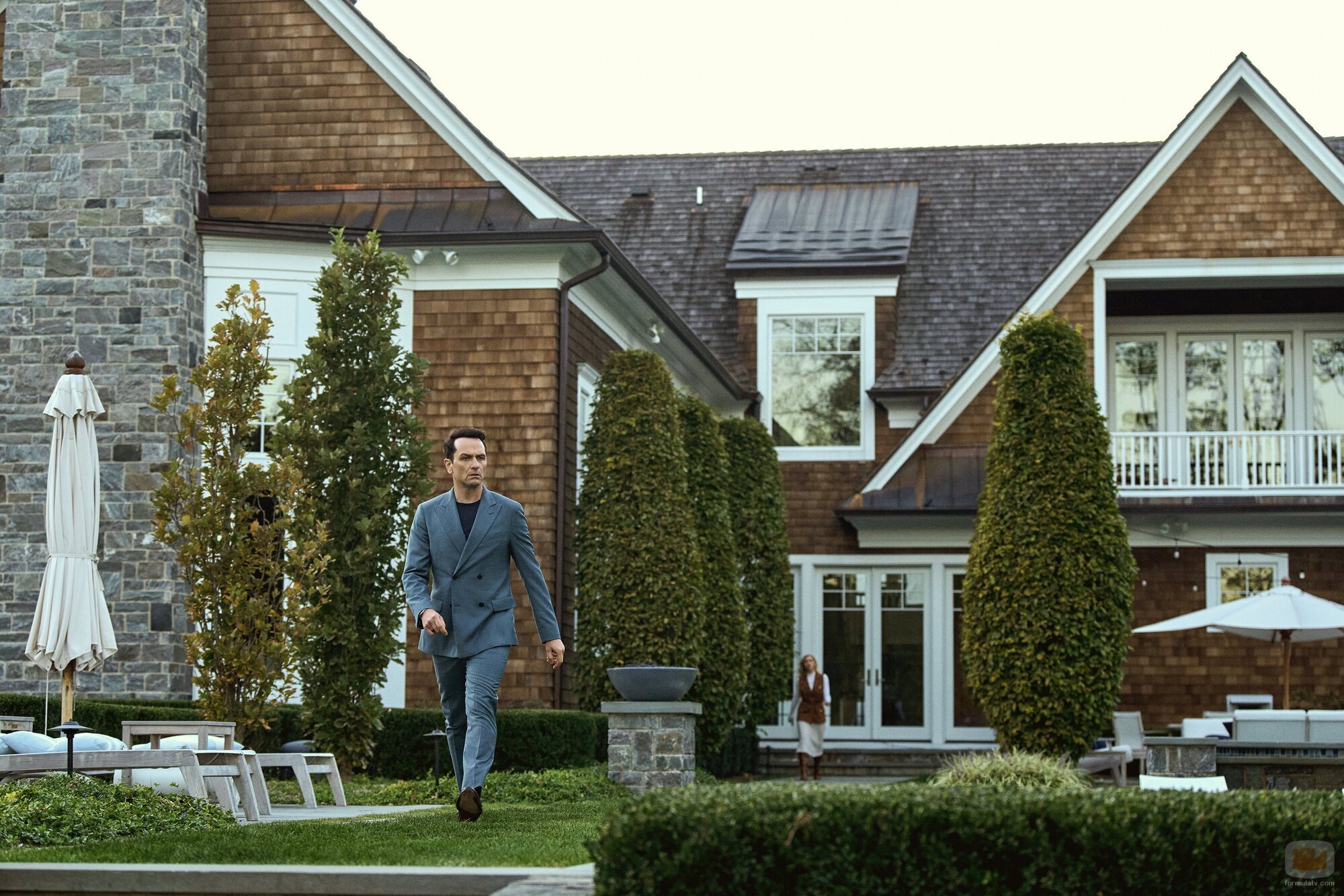 Foto de Matthew Rhys en 1x03 'Secreto a voces' de 'La bestia en mí'