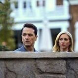 Matthew Rhys y Brittany Snow en 1x03 titulado 'Secreto a voces' de 'La bestia en mí'