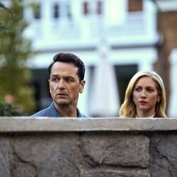 Matthew Rhys y Brittany Snow en 1x03 titulado 'Secreto a voces' de 'La bestia en mí'