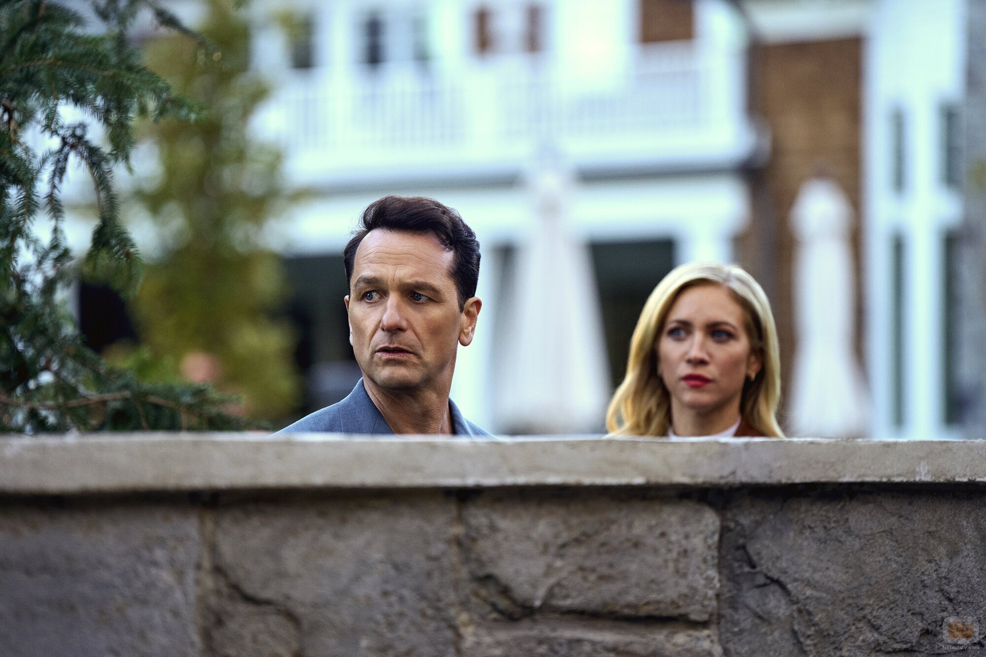 Matthew Rhys y Brittany Snow en 1x03 titulado 'Secreto a voces' de 'La bestia en mí'