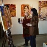 Brittany Snow y Natalie Morales en el 1x03 de 'La bestia en mí'